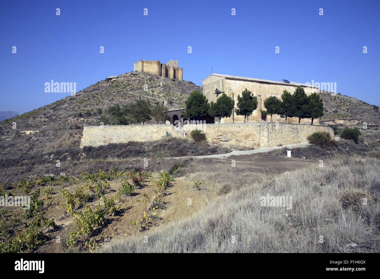 SPAIN - LA RIOJA - Rioja Alta (district). Davalillos; (La Sonsierra riojana); ermita de Santa María y castillo medieval. Stock Photo