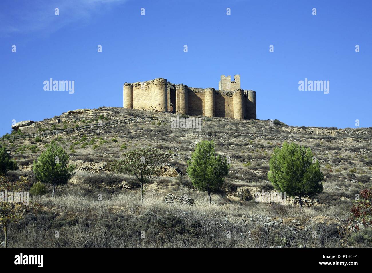 SPAIN - LA RIOJA - Rioja Alta (district). Davalillos; castillo medieval (románico del siglo XII) (La Sonsierra riojana). Stock Photo