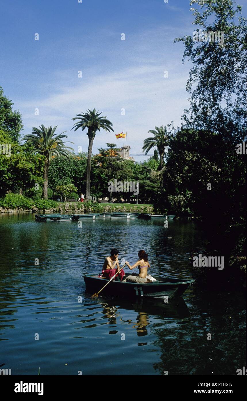 Parque de la Ciudadela / Parc Ciutadella, pareja en barca; Parlament al fondo. Stock Photo