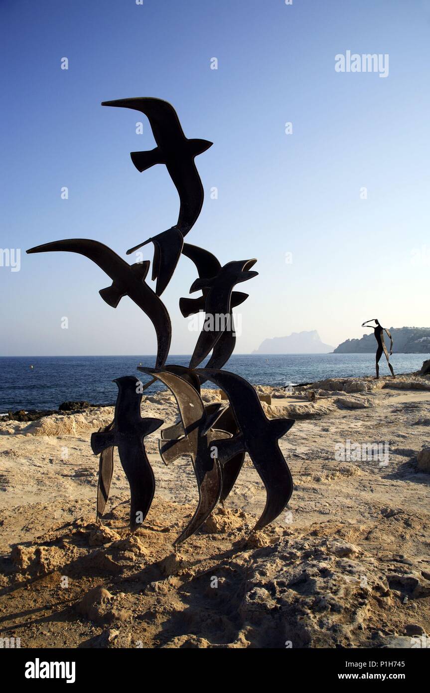 SPAIN - Valencia autonomous region - Marina Alta (district) - Alicante. Moraira; escultura junto a la Playa y al fondo el Peñon de Ifach. Stock Photo