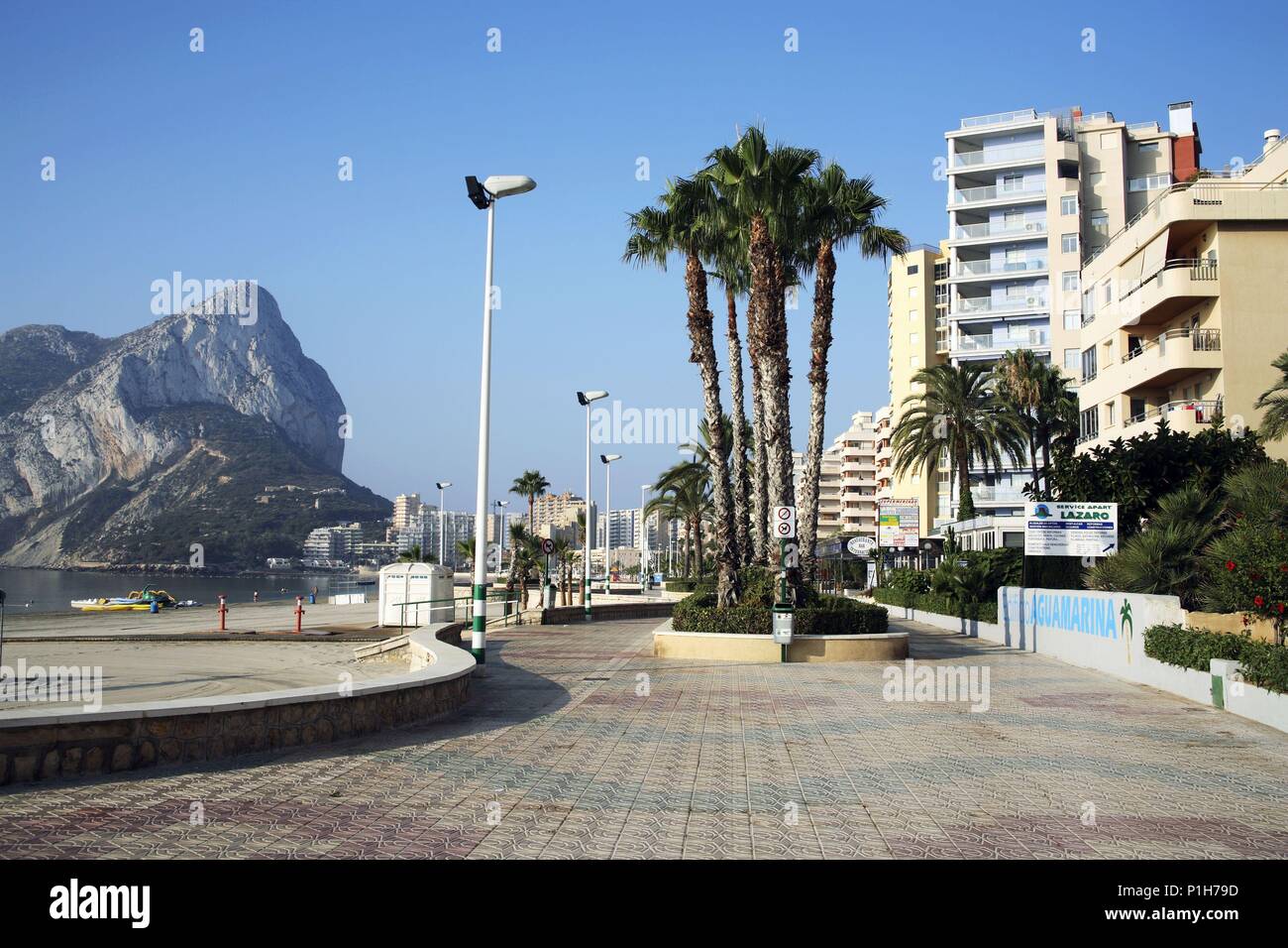 SPAIN - Valencia autonomous region - Marina Alta (district) - Alicante. Calpe / Calp; Paseo Marítimo junto a la playa de Levante o de La Fossa y Peñon de Ifach. Stock Photo