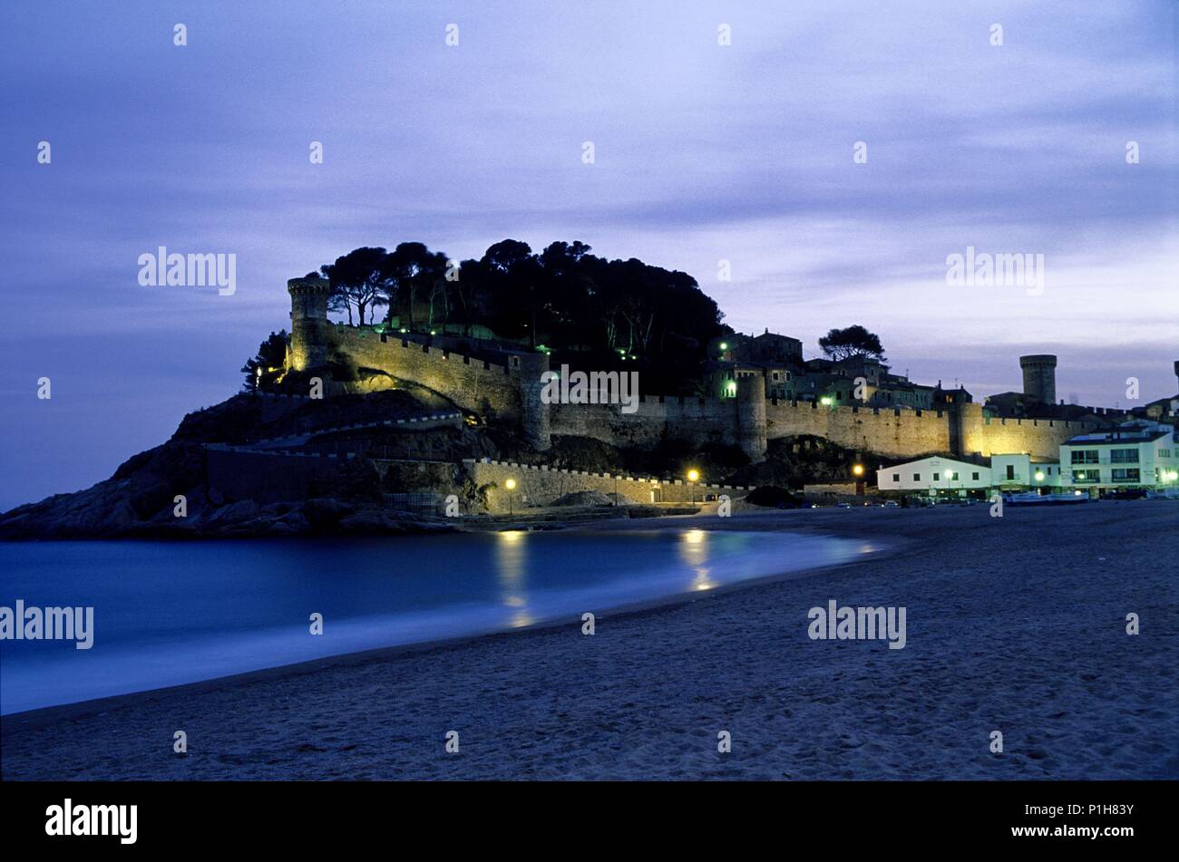 Tossa De Mar Vista Nocturna Con Murallas Y Pueblo Medieval Playa tossa-de-mar-vista-nocturna-con-murallas-y-pueblo-medieval-playa