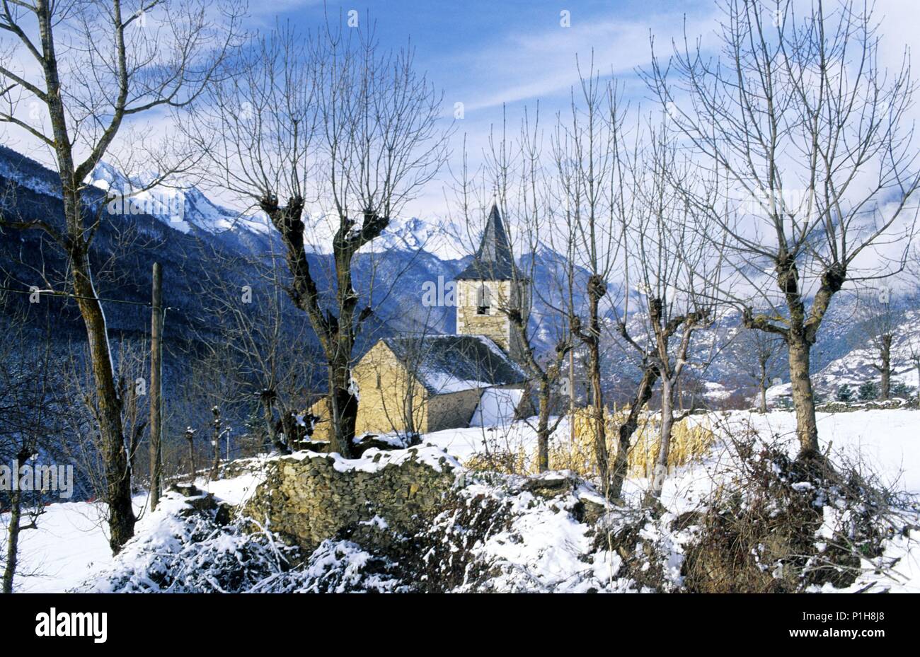 SPAIN - Catalonia - Val d?Aran (district) - Lerida. Mont, (Vall d'Aran); paisaje nevado e iglesia. Stock Photo