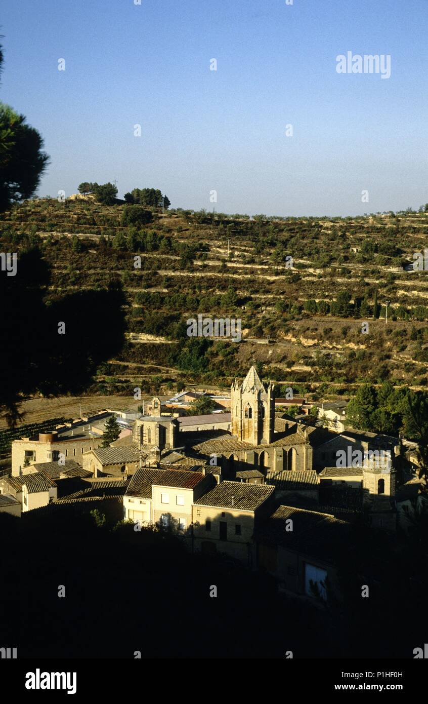 Urgell: Vallbona de les Monges; Monasterio de Santa María (románico) y vista del pueblo (Urgell). Stock Photo