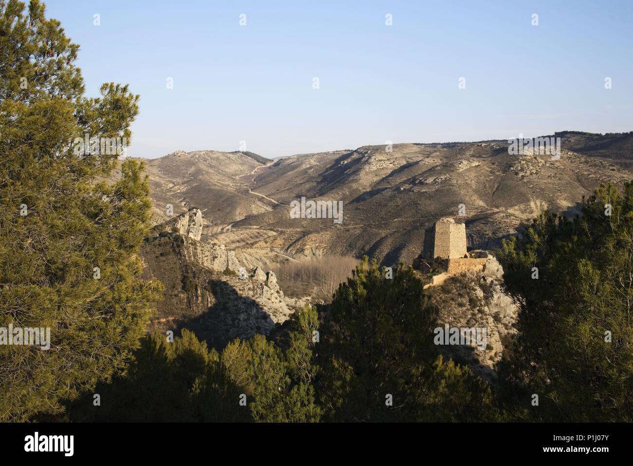 SPAIN - ARAGON - Campo de Cariñena (district) - Saragossa Zaragoza. Tosos; paisaje de montaña y restos de fortificación cerca del pantano de Torcas. Stock Photo
