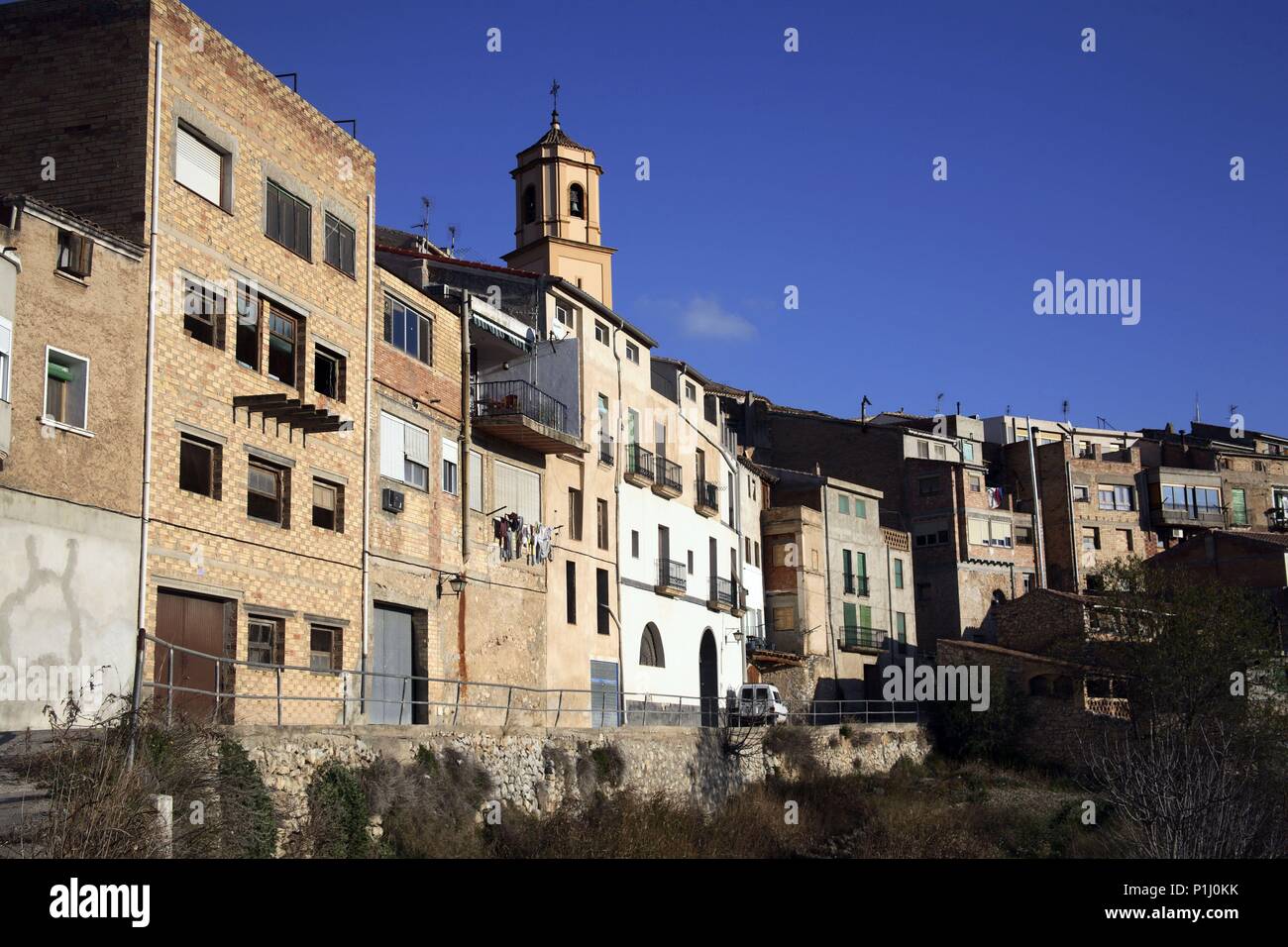 SPAIN - Catalonia Terra Alta (district) - TARRAGONA. El Pinell de Brai; fachadas de "colgantes" y campanario de Iglesia de Sant Llorenç Stock - Alamy