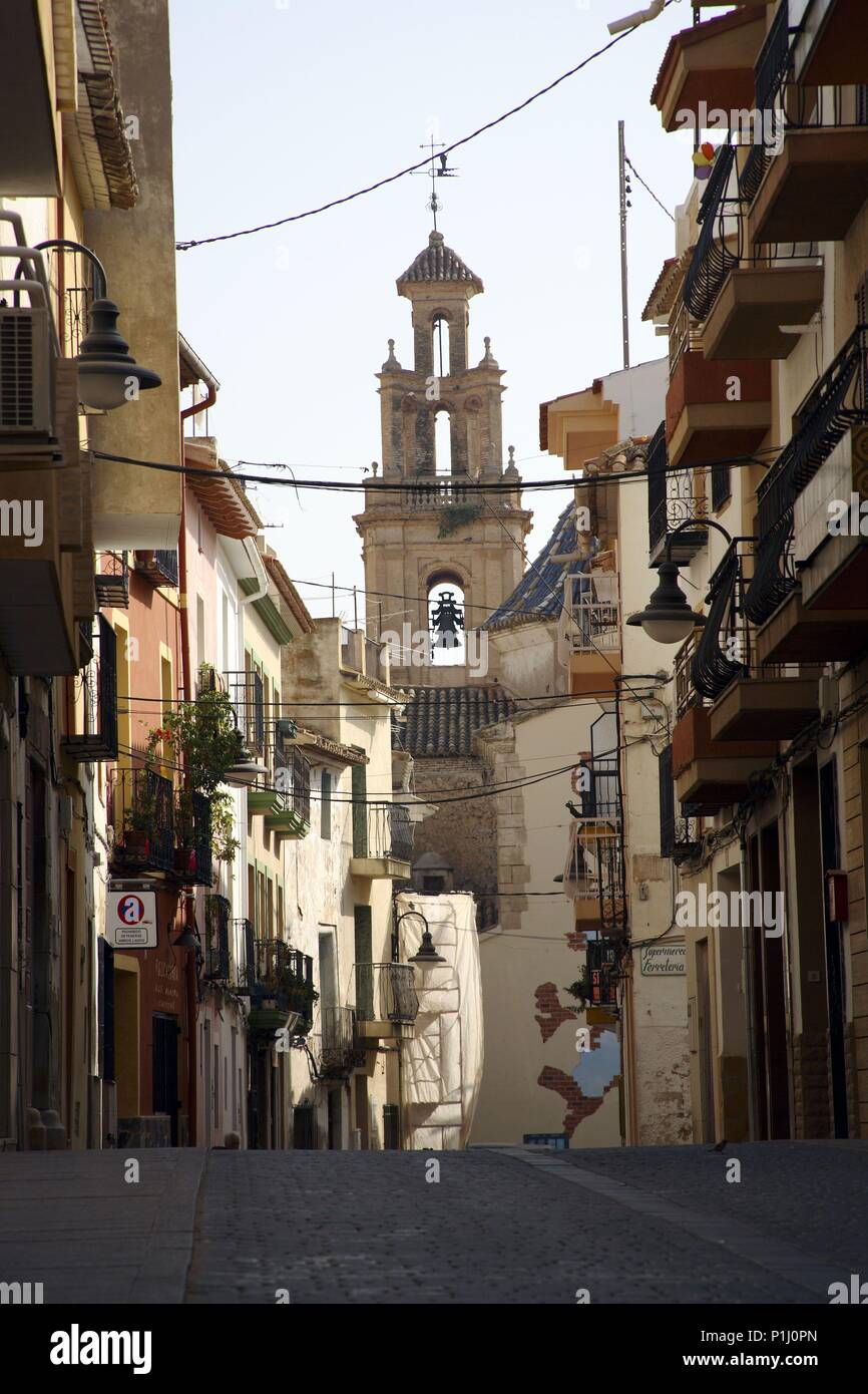 SPAIN - Valencia autonomous region - Marina Baixa (district) - Alicante. Finestrat; calle e Iglesia (pueblo serrano cerca de Vila Joisa / Vilajoyosa). Stock Photo