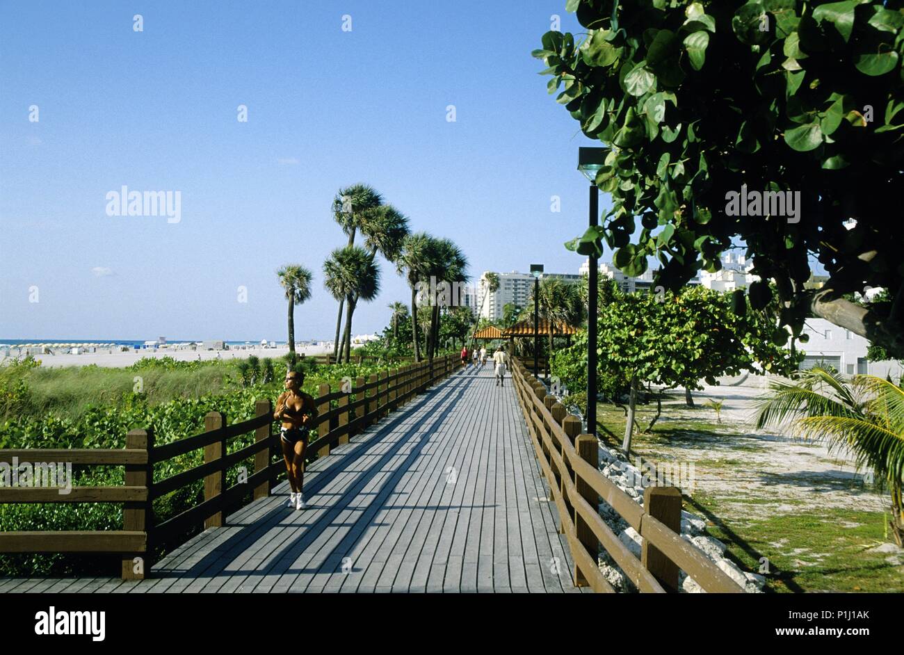 Miami Beach Boardwalk; paseo junto a la playa (a altura calles 20). Stock Photo