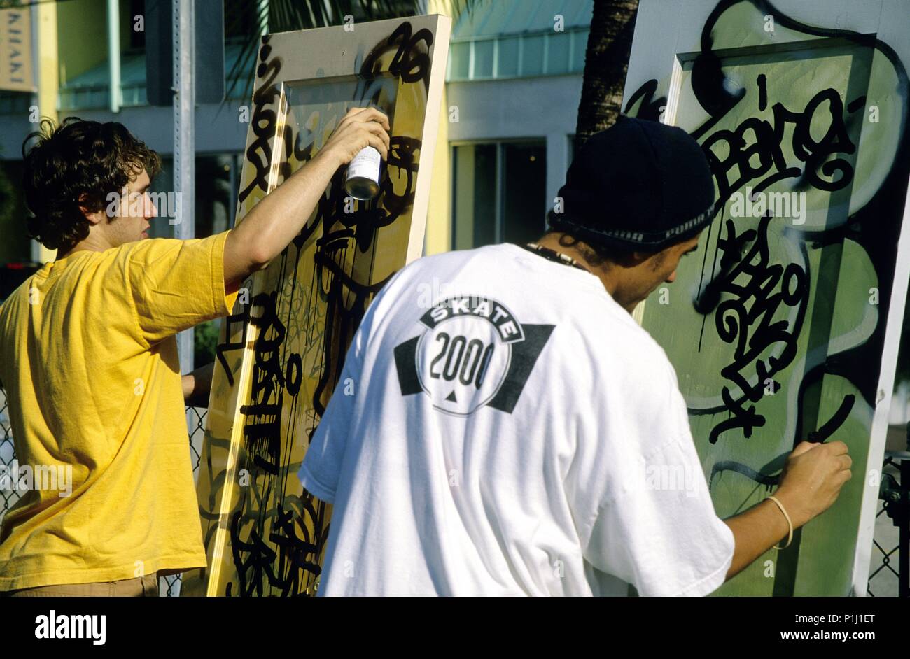Northeast Miami; 'Design District'; jovenes pintando obras. Stock Photo