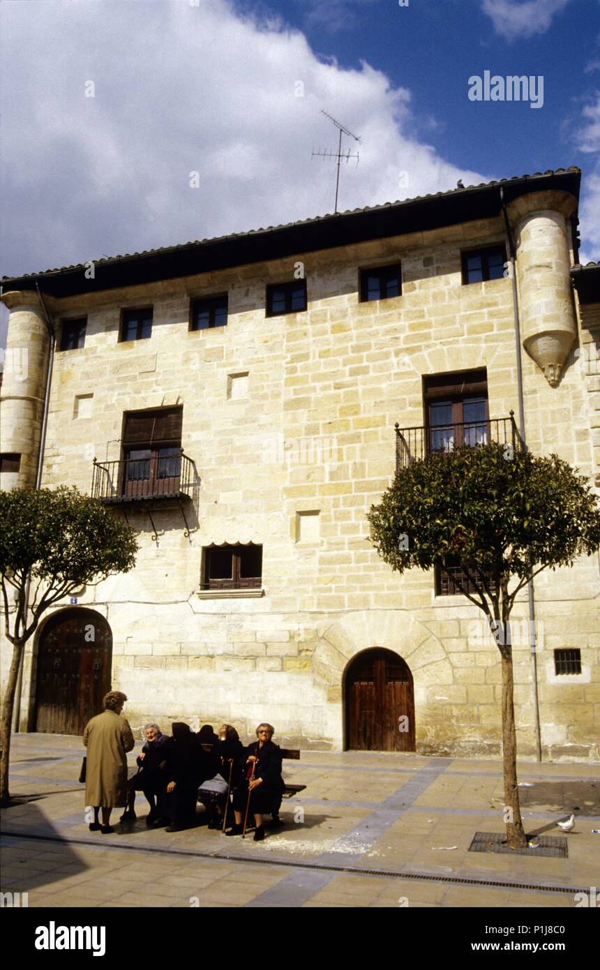 SPAIN - Castille and Leon - La Bureba (district) - BURGOS. Miranda del Ebro, Plaza Mayor, fachada de palacete y jubilados. Stock Photo