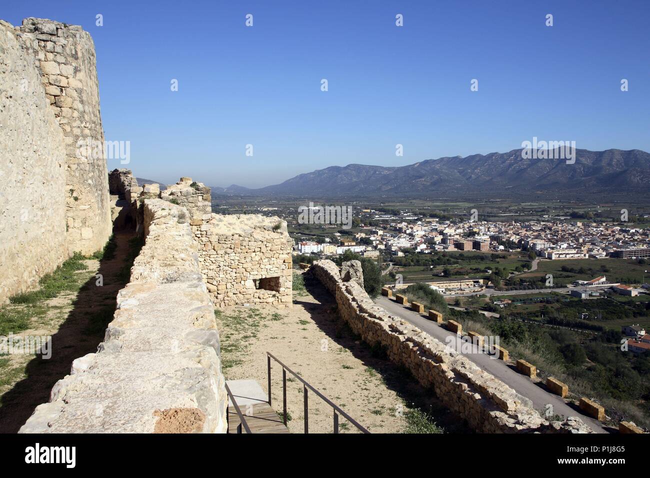 SPAIN - Catalonia - Montsià (district) - TARRAGONA. Ulldecona; Castell / Castillo medieval con vistas al pueblo. Stock Photo