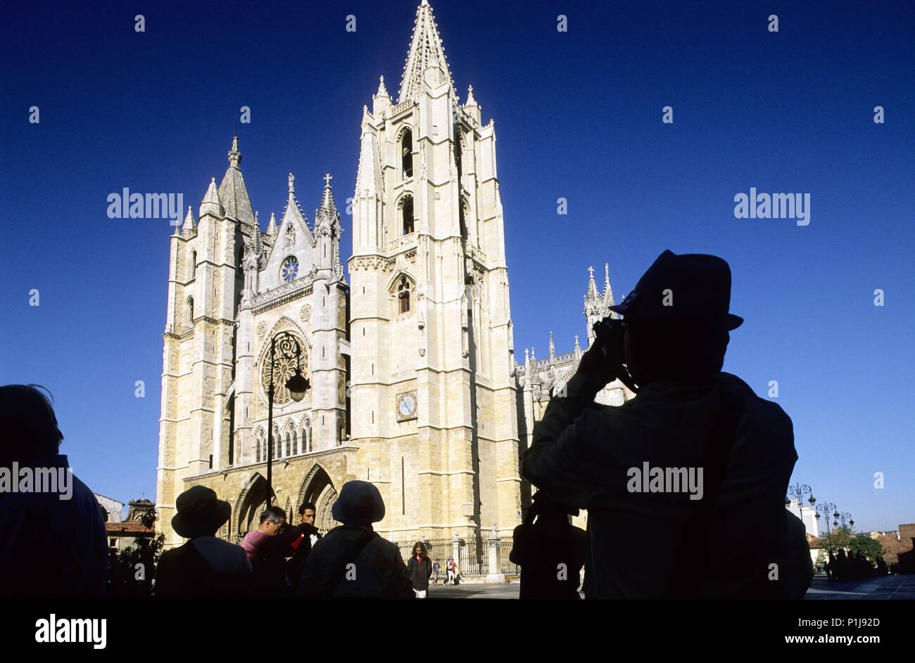 SPAIN - Castille and Leon - LEON. fachada principal de la Catedral (arquitectura gótica) desde la plaza Regia. Stock Photo