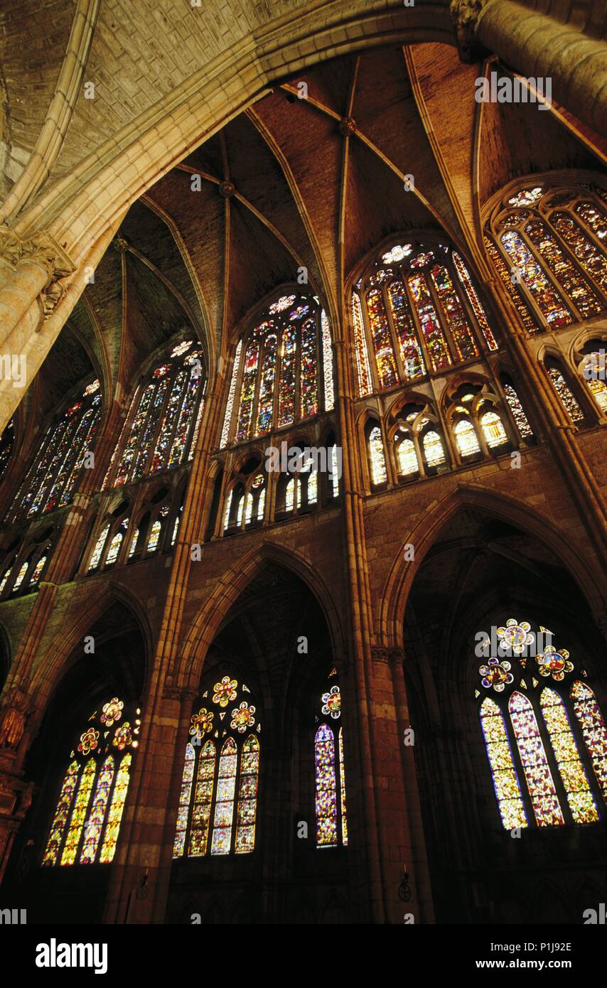 SPAIN - Castille and Leon - LEON. interior de la Catedral (arquitectura gótica) con grandiosos vitrales. Stock Photo