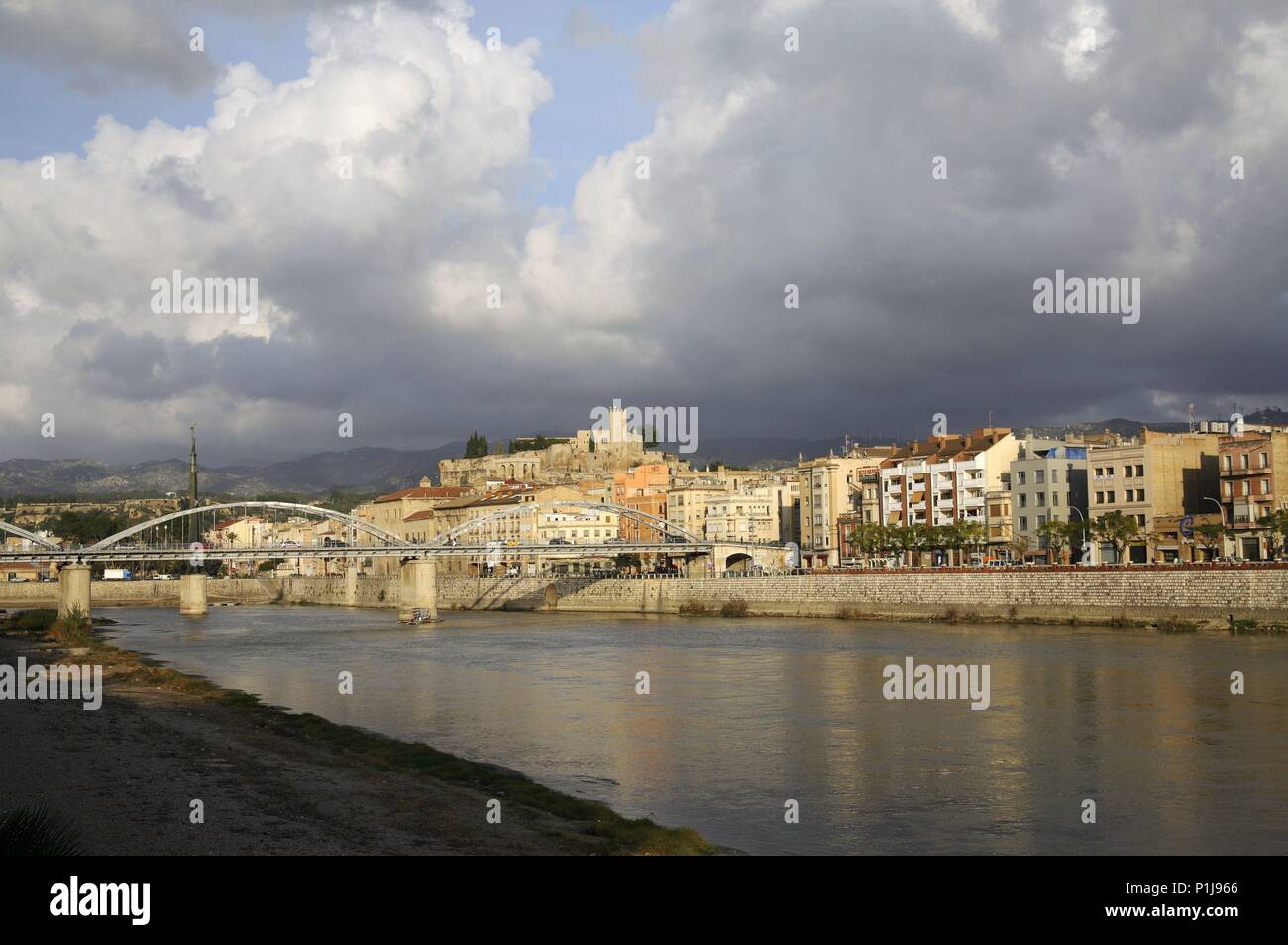 SPAIN - Catalonia - Baix Ebre (district) - TARRAGONA. Tortosa; nucleo antiguo y castell de La Suda (en lo alto) junto al rio Ebro / riu Ebre. Stock Photo