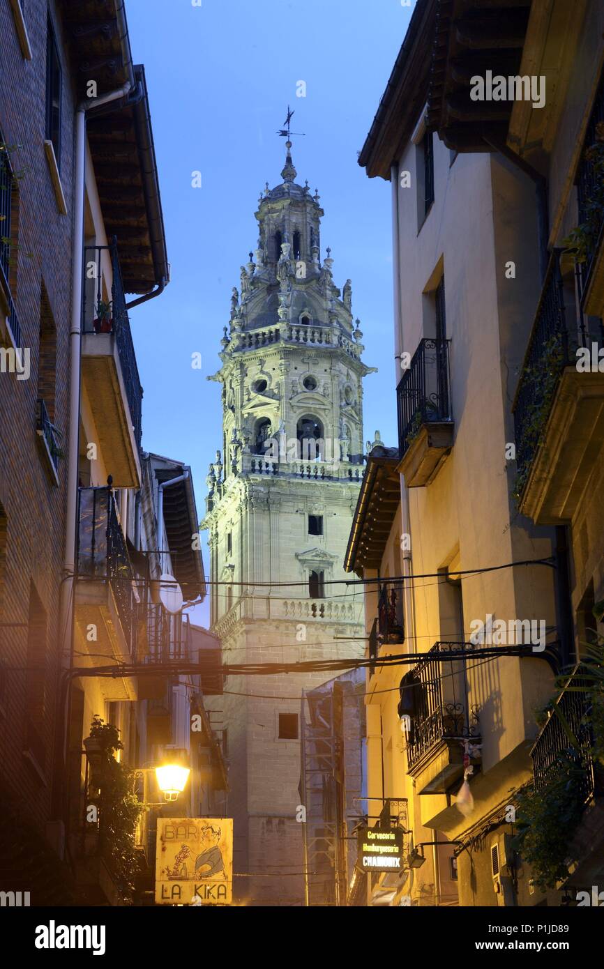 SPAIN - LA RIOJA - Rioja Alta (district). Haro; torre barroca de la Iglesia de Santo Tomás desde la calle de Santo Tomás (barrio de la Herradura). Stock Photo