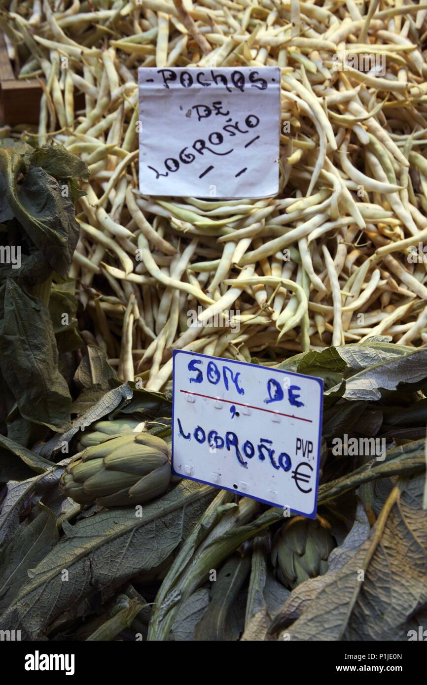 SPAIN - LA RIOJA - Rioja Media (district) - Logrono. Logroño; Mercado de Abastos; productos de la huerta riojana: alcachofas y 'pochas'. Stock Photo