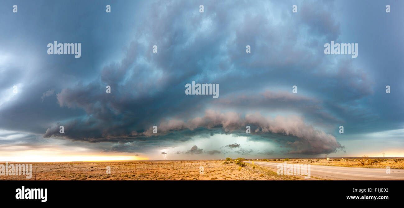 Thunderstorm with shelfcloud and lightning above the desert of New Mexico, USA Stock Photo