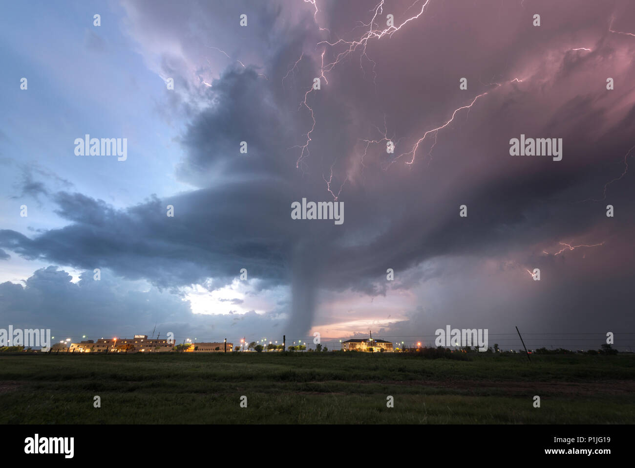 Cloud-to-cloud lightnings from a weak thunderstorm with microburst over Texas, USA Stock Photo
