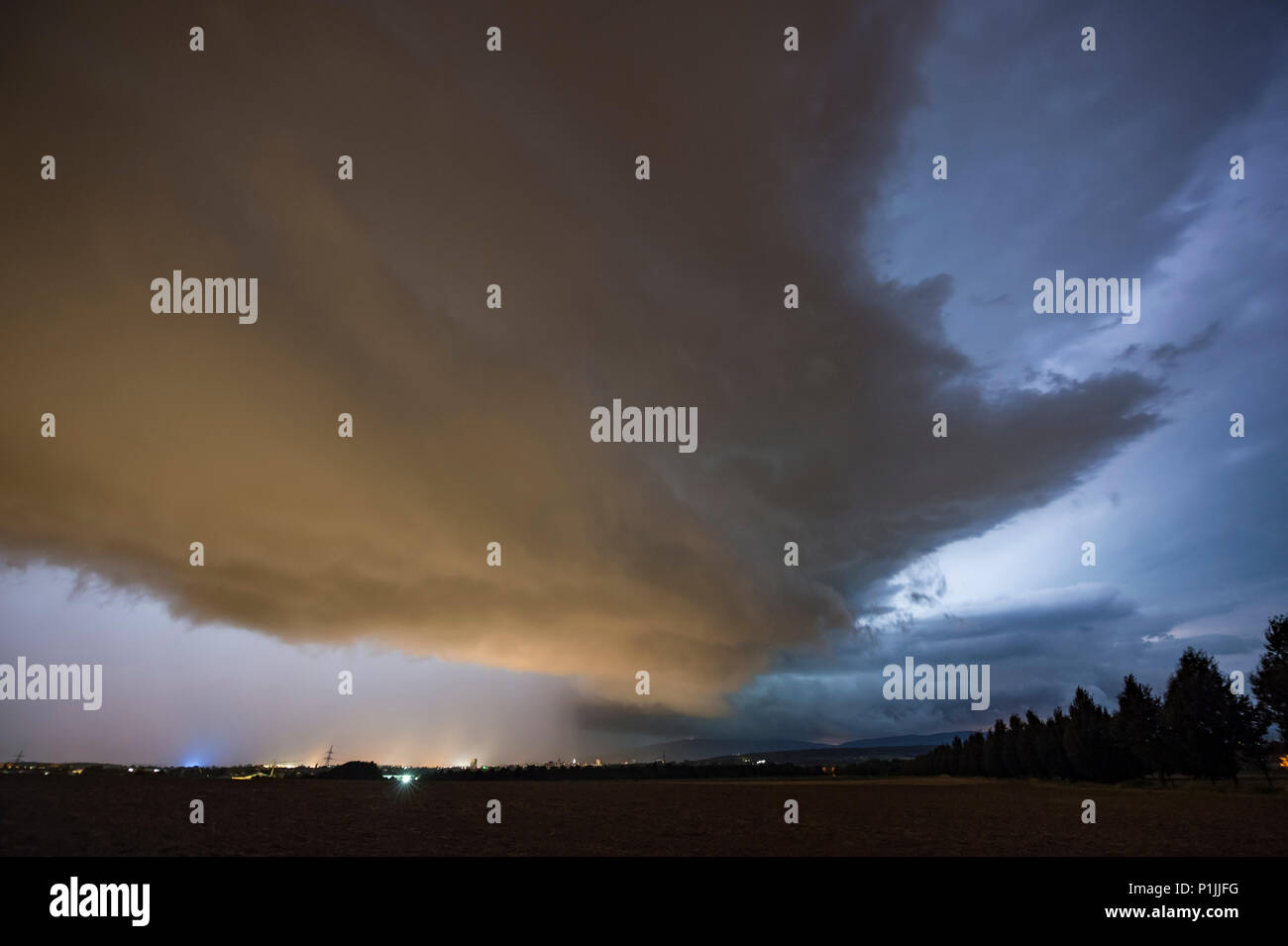 Huge updraft base of a HP supercell over Frankfurt on the Main, seen from Nieder-Eschbach, Hessia, Germany Stock Photo