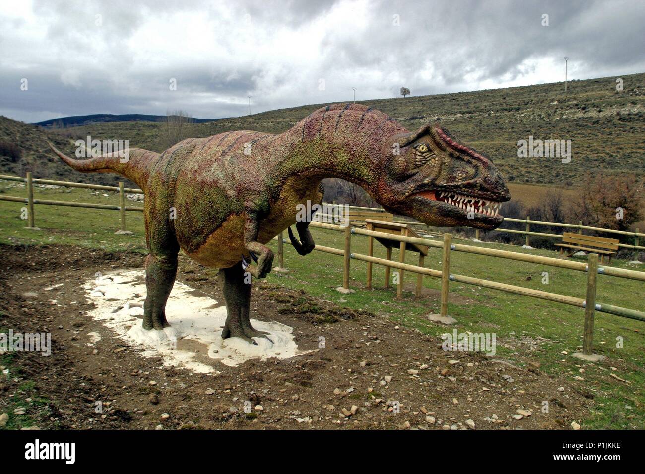 Bretún: Yacimiento 'del Frontal'; replica de dinosaurio (comarca de 'Tierras Altas'). Stock Photo