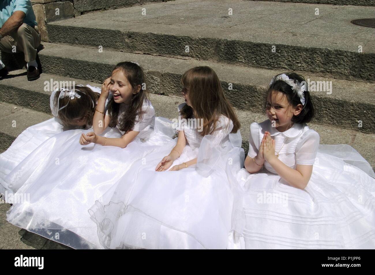 Niñas de primera comunion en sesion de fotos frente a la catedral. Stock Photo
