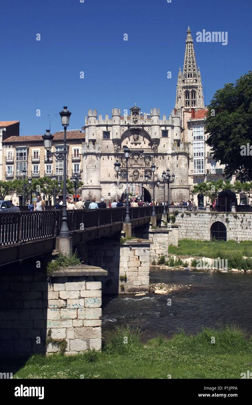 Arco y Puente de Santa María sobre el río Arlanzón; torres de la Catedral. Stock Photo