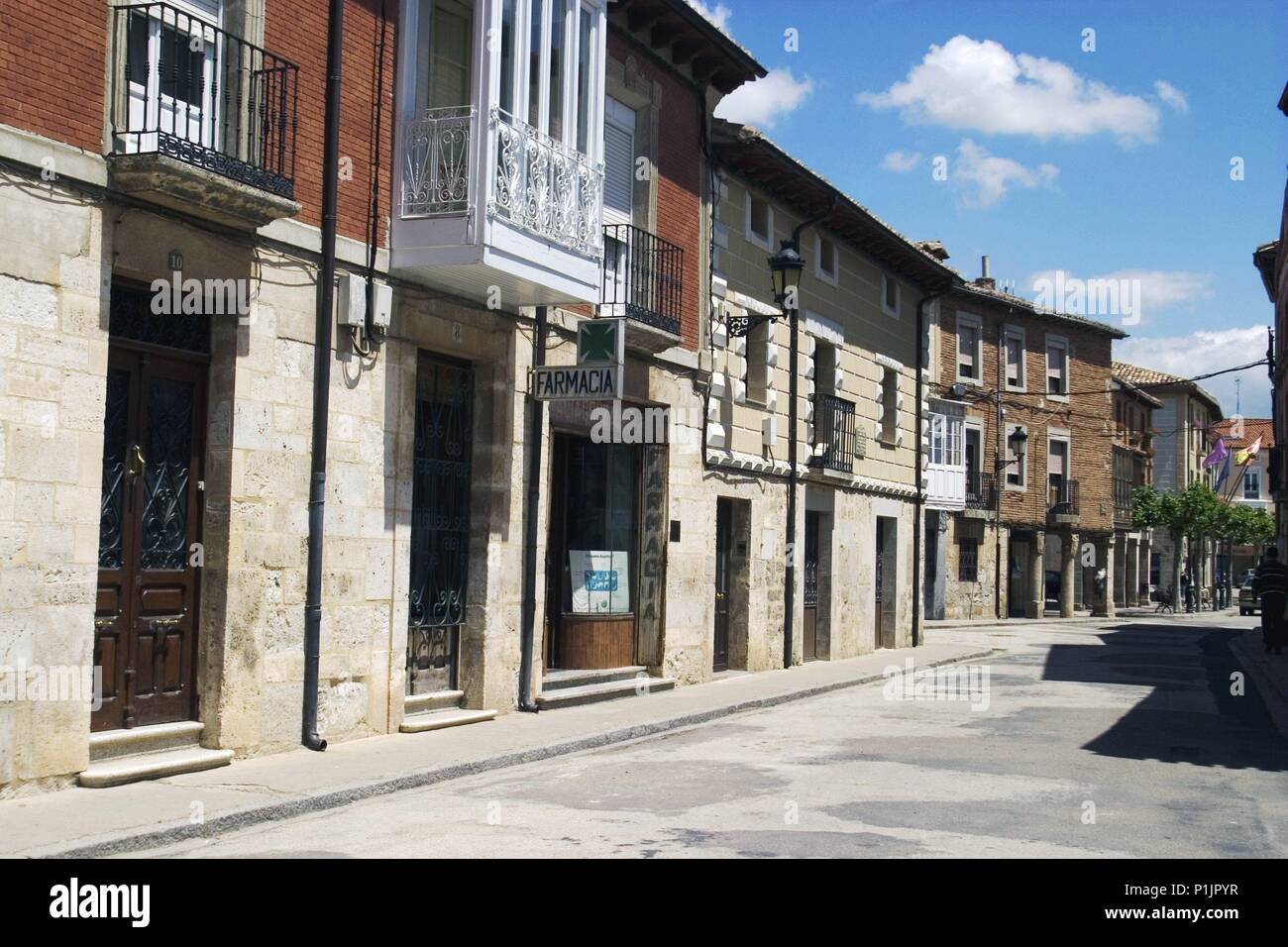 Villadiego (comarca del Páramo burgalés); calle  Mayor parcialmente porticada. Stock Photo