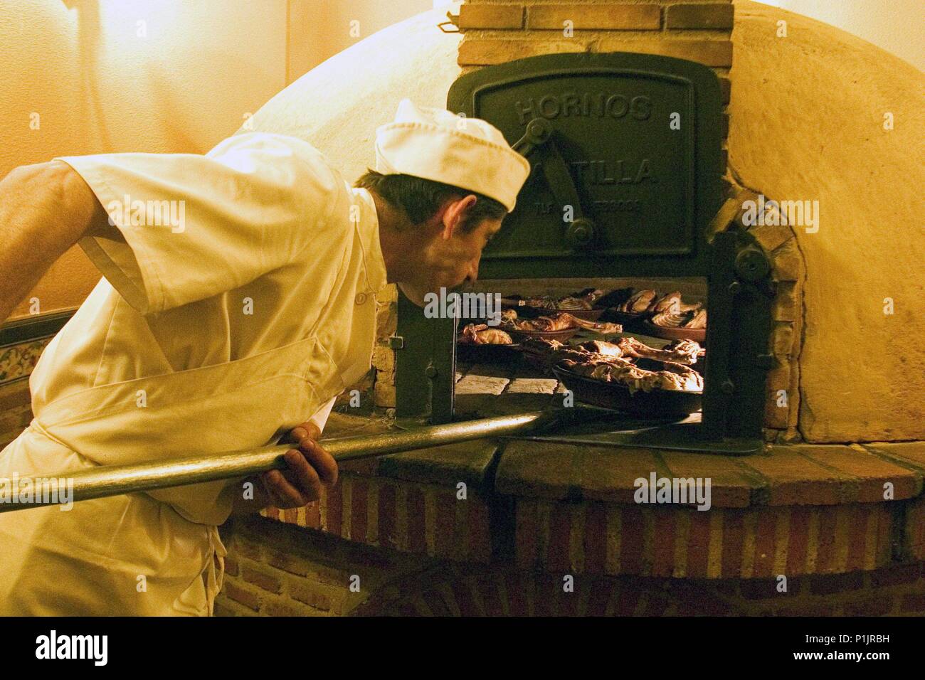 Aranda de Duero (comarca de Ribera del Duero); restaurante / fogón "Asador  José María"; asando lechazos de cordero en el horno tradicional Stock Photo  - Alamy
