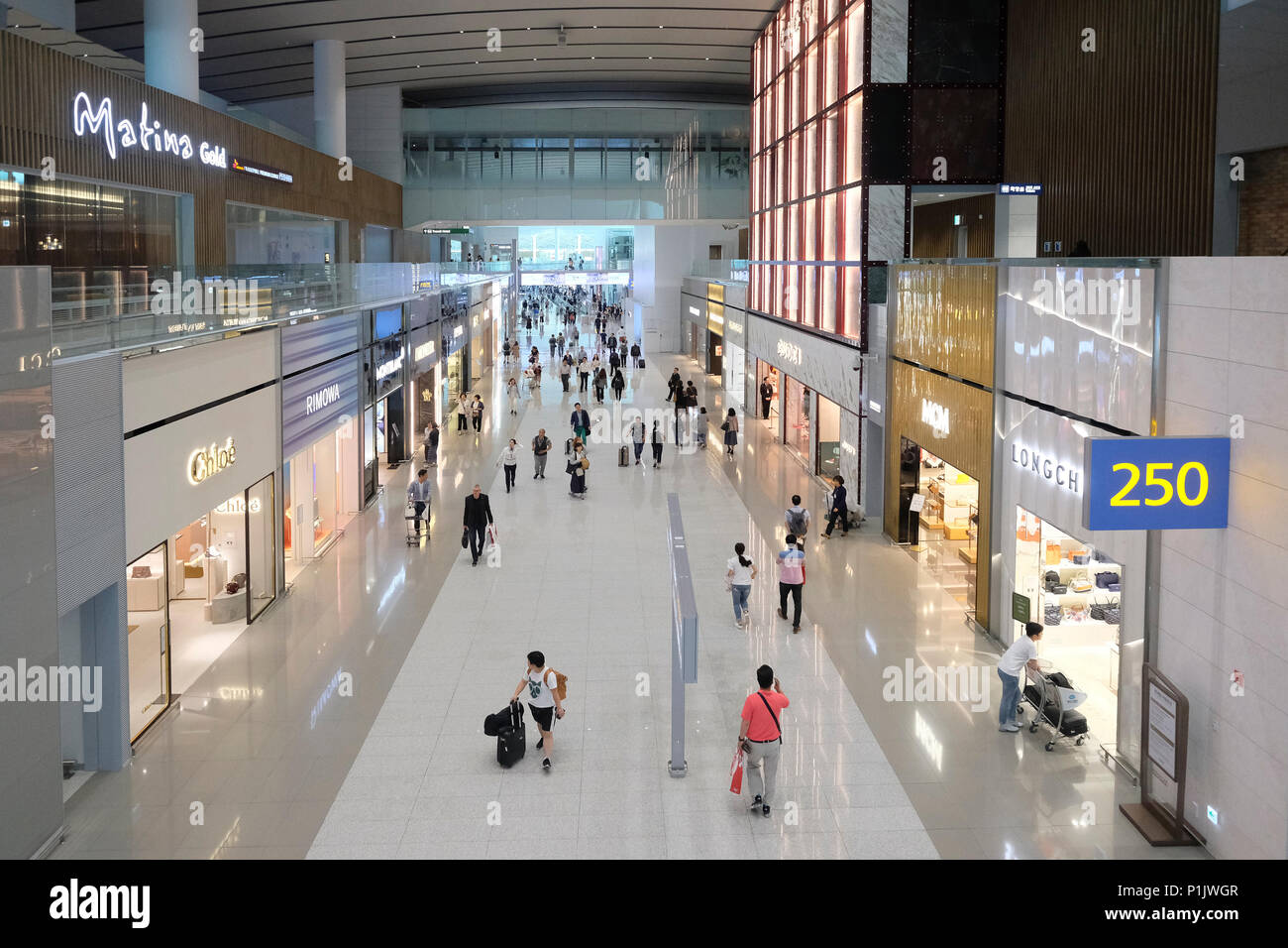 Terminal 2 shops hires stock photography and images Alamy