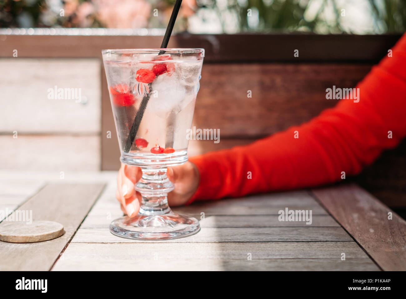 Hand holding drink cocktail hi-res stock photography and images - Alamy
