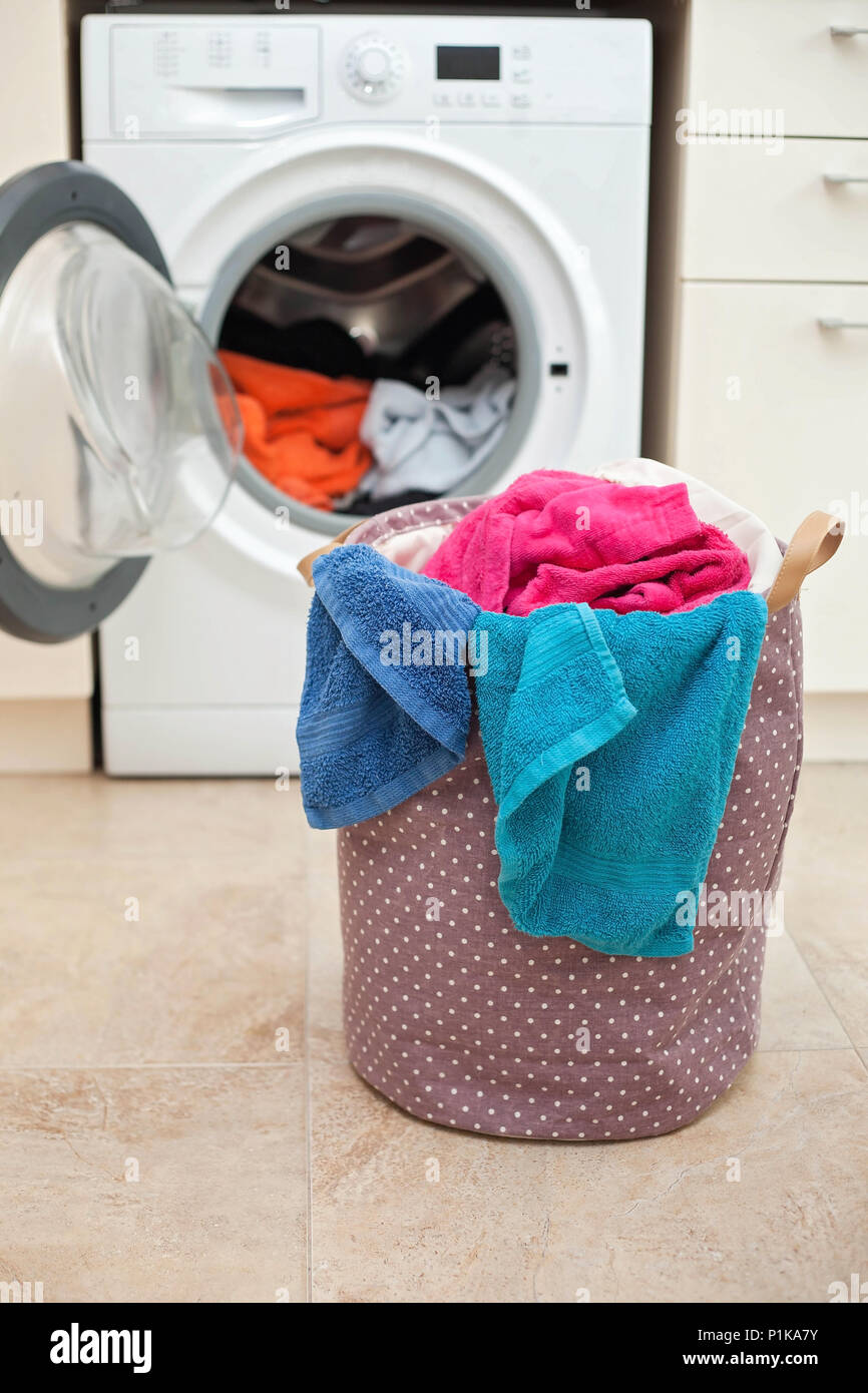Washing machine laundry basket hires stock photography and images Alamy