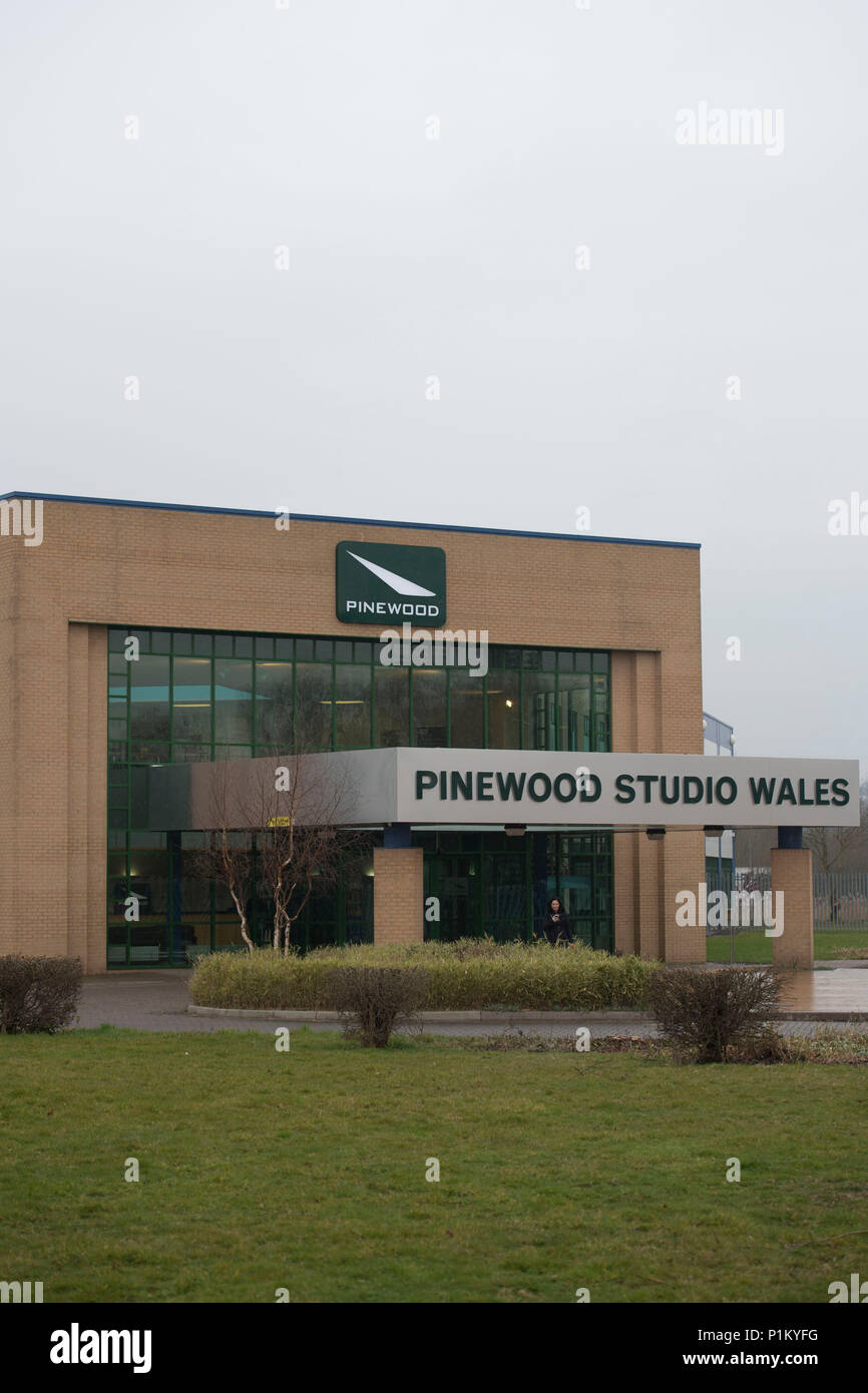 Pinewood studio sign hires stock photography and images Alamy