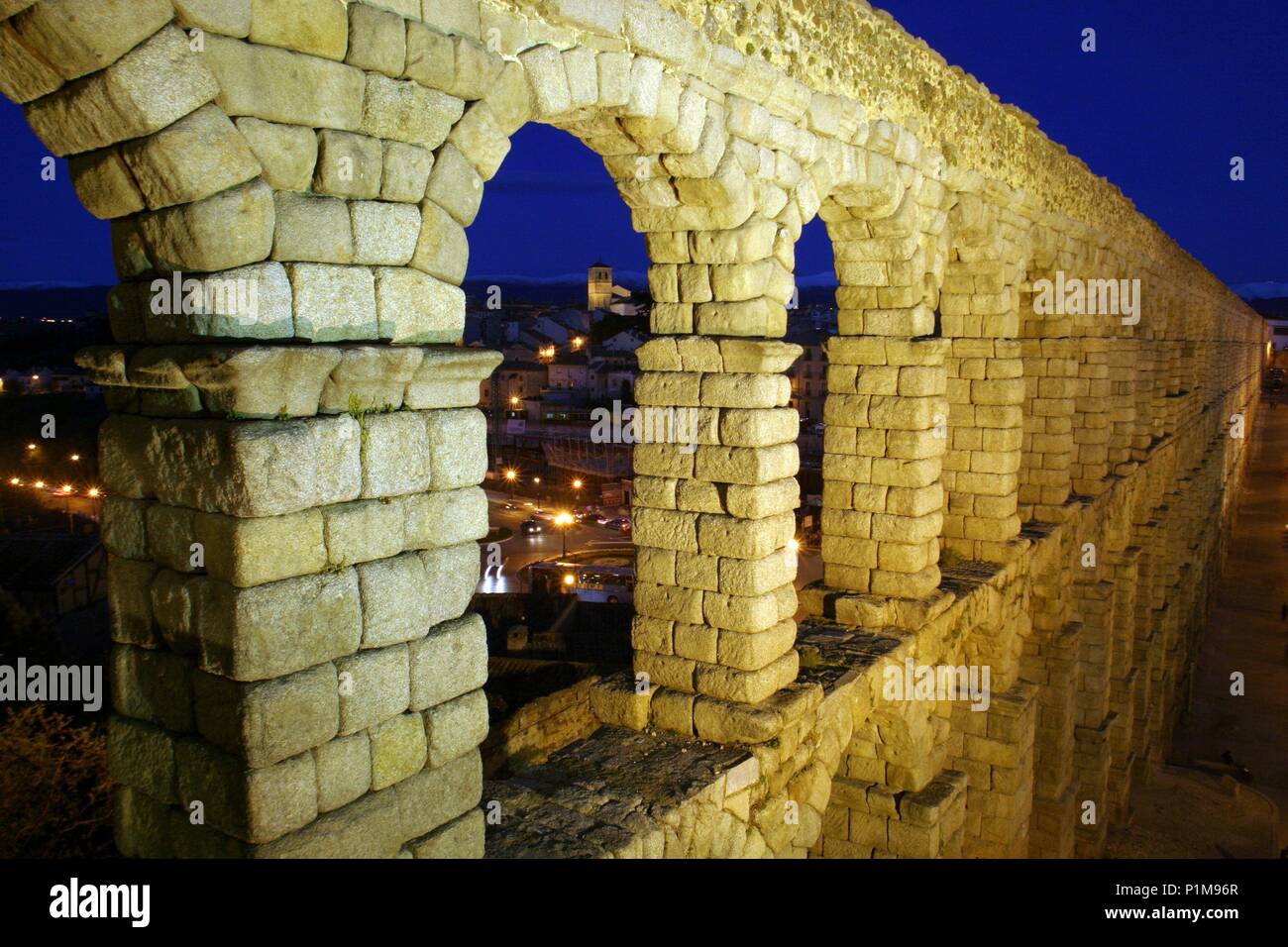 Segovia; acueducto romano iluminado y ciudad. Stock Photo