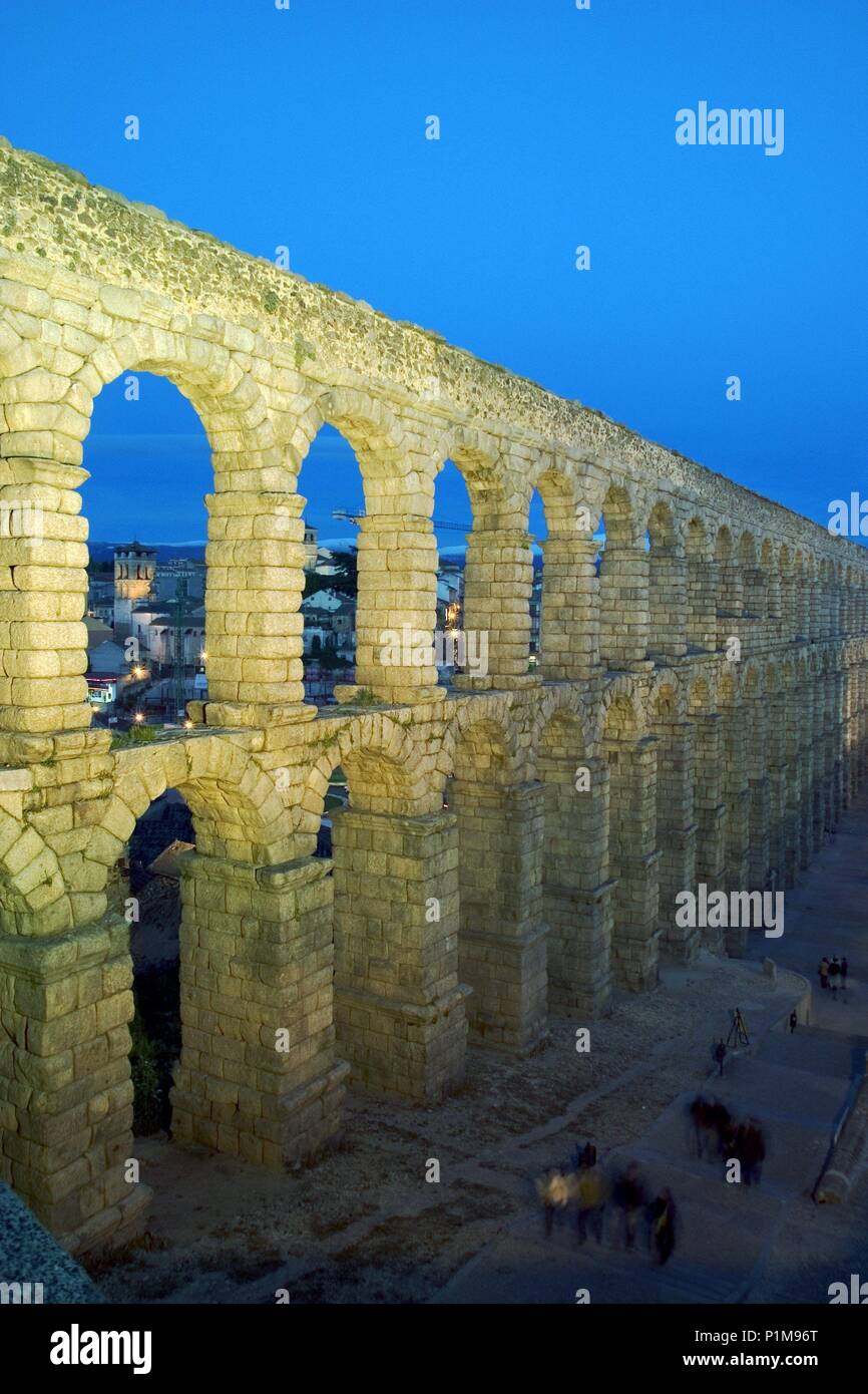 Segovia; gran acueducto romano y ciudad al atardecer. Stock Photo