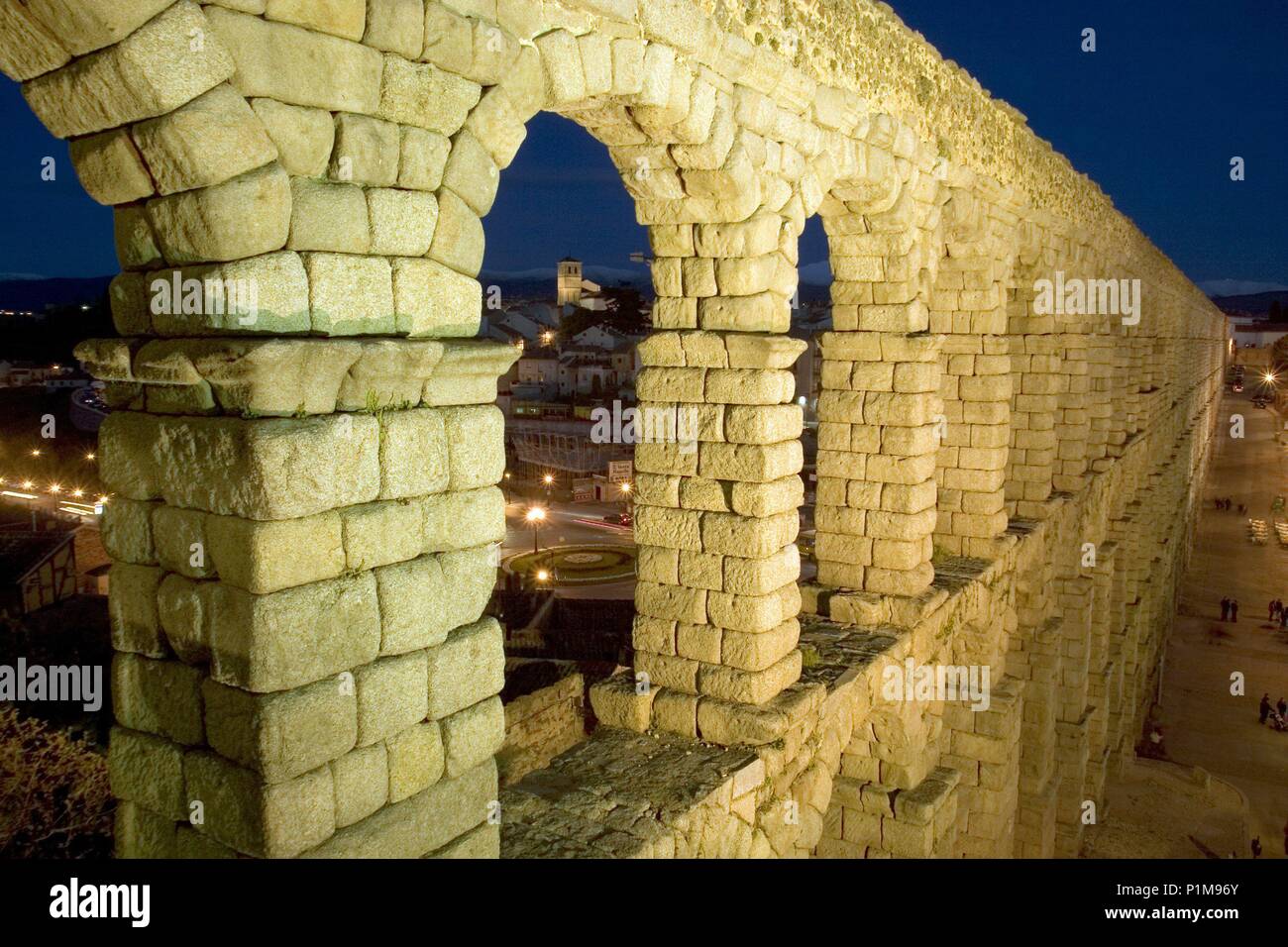Segovia; gran acueducto romano al atardecer; ciudad. Stock Photo