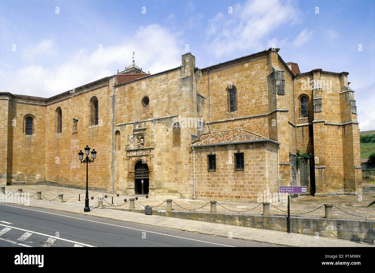 concatedral de San Pedro; fachada; (arquitectura románica Stock Photo