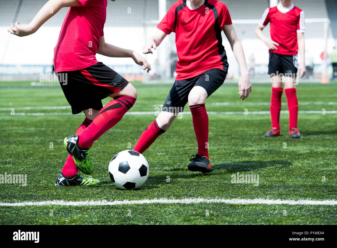 They play football well. Фото мальчик играет в футбол. Парень играет в футбол. Teenagers playing Football. Дети играют в футбол на стадионе.