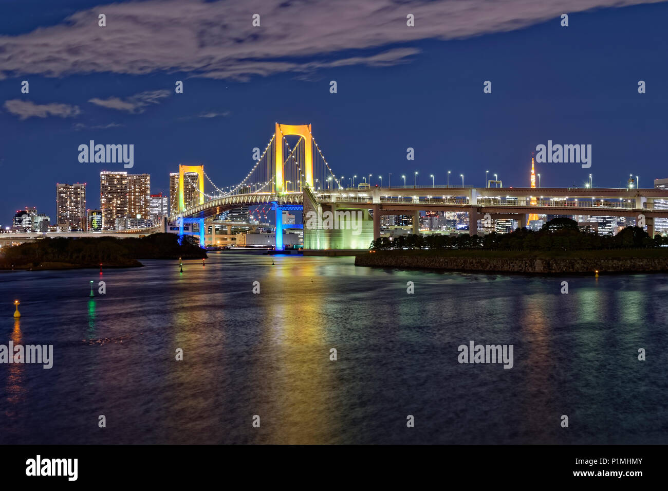 Rainbow bridge at night, Odaiba, Tokyo, Japan Stock Photo