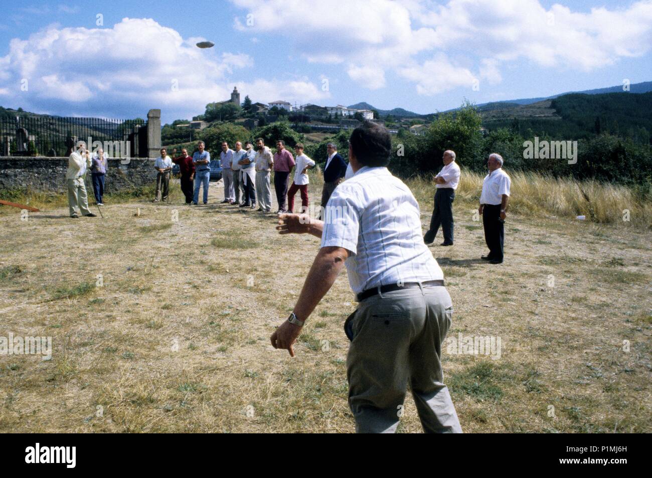 Navascués, playing 'La Calva' ; 8th september festivity ( Valle de / Salazar valley) (Pyrenees). Stock Photo