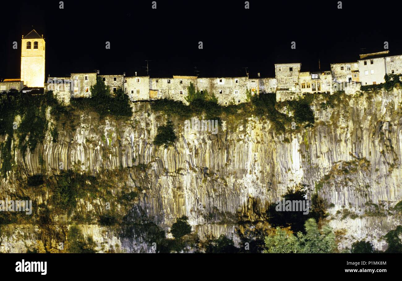 Castellfollit de la Roca, "hanging" houses (La Garrotxa Stock Photo Alamy