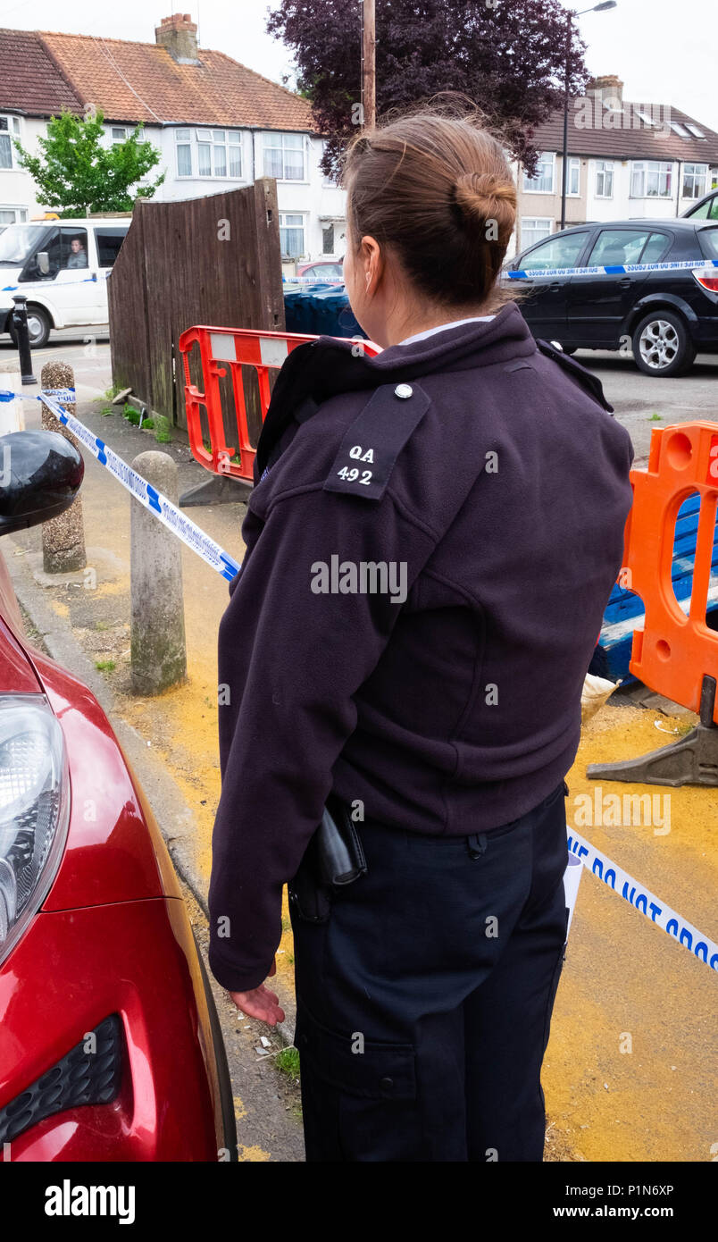 South Harrow, London, England. 12th June 2018. Police search for clues and protect the scene of the latest violent incident in Harrow, contributing to the continuous violent crime rates in London. The location is very close to recent stabbing of a 17 year old and is part of the same investigation.  The Police would only say that someone had been very badly injured. They were undertaking a finger tip search of the crime scene on Roxeth Green Avenue, South Harrow. Credit © Tim Ring/Alamy Live News Stock Photo