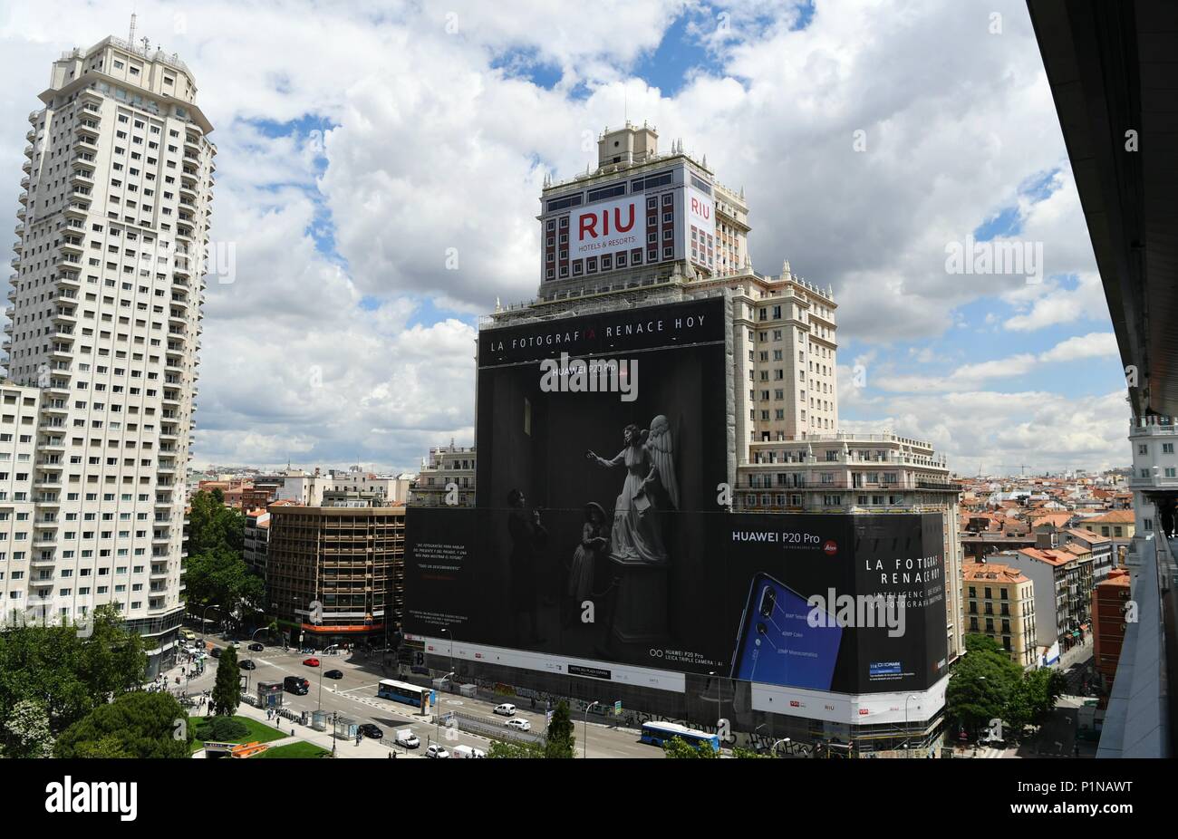 Madrid. 12th June, 2018. Photo taken on June 12, 2018 shows a scaffold banner advertising Huawei P20 Pro outside a building in Madrid, Spain. Huawei on Tuesday received a Guinness World Record certificate for 'the largest scaffold banner in the world'. Credit: Guo Qiuda/Xinhua/Alamy Live News Stock Photo