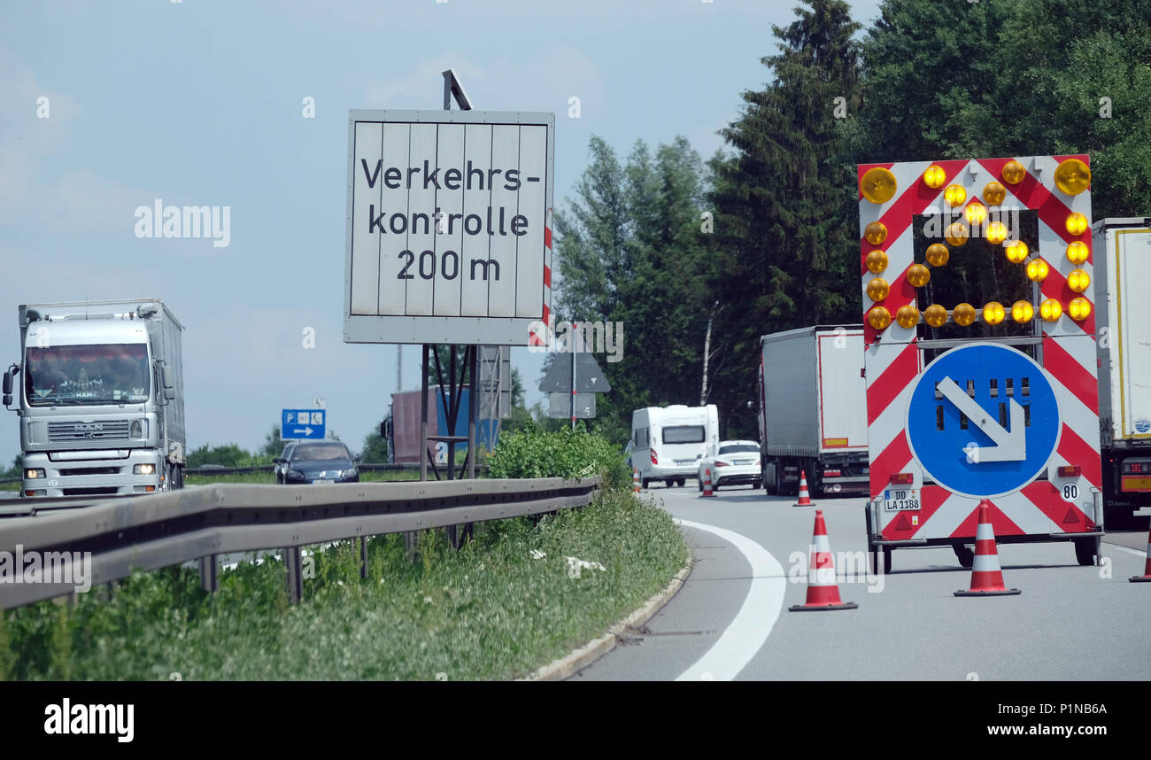 06 June 2018, Hirschfeld, Germany: A sign indicating a traffic control on the BAB 72 near Zwickau. Photo: Sebastian Willnow/dpa-Zentralbild/dpa Stock Photo