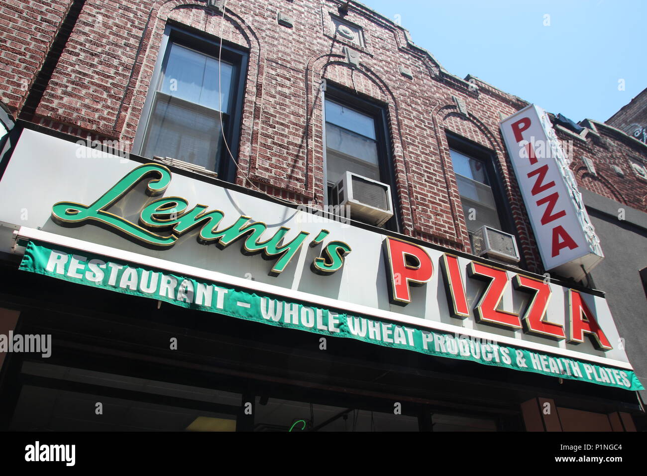 New York, USA. 12th June 2018. 12 June 2018, New York, USA: The food stall 'Lenny's Pizza' on 86th Street in Bensonhurst. Travolta bought two slices of Margehrita in his role of Tony Manero in the classic disco movie 'Saturday Night Fever' some 40 years ago. Photo: Christina Horsten/dpa Credit: dpa picture alliance/Alamy Live News Stock Photo