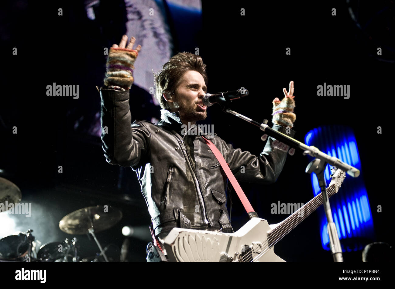 30 SECONDS TO MARS performing live at the 2009 KROQ Almost Acoustic ...