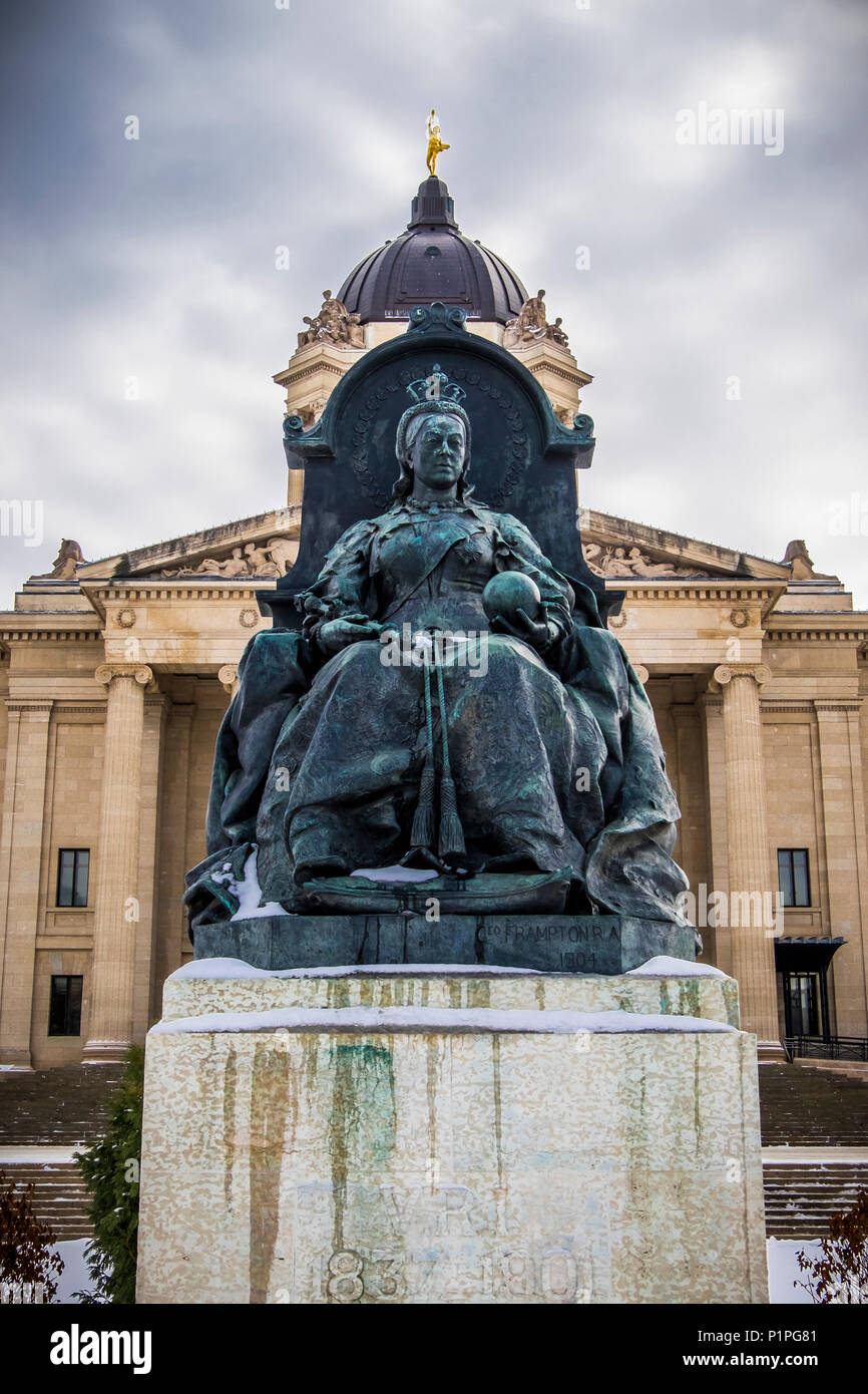 a-sculpture-of-queen-victoria-with-the-manitoba-legislative-building-in-the-background-with-a-statue-of-the-golden-boy-on-top-P1PG81.jpg
