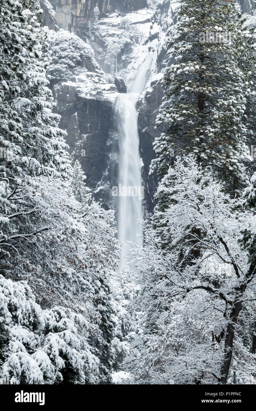 Winter Waterfall Yosemite Frozen High Resolution Stock Photography And Images Alamy