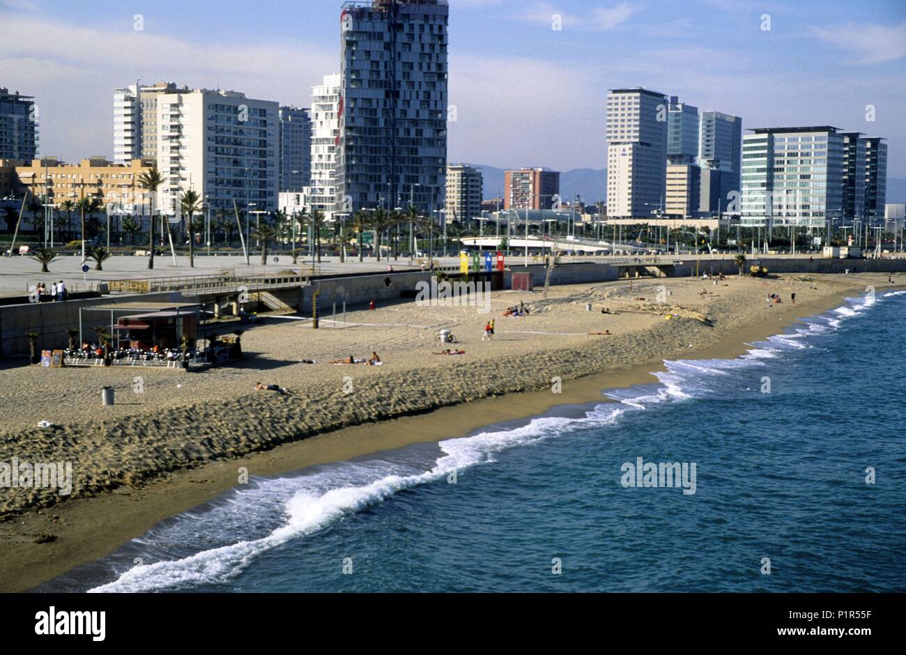 SPAIN - Catalonia - Barcelonés (district) - Barcelona. Barcelona; playa / platja de la 'Nova mar Bella' y edificios. Stock Photo