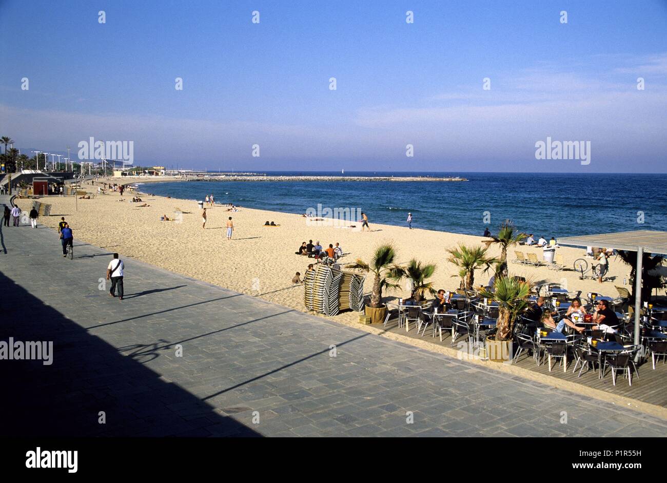 SPAIN - Catalonia - Barcelonés (district) - Barcelona. Barcelona; playa / platja de Bogatell + chiringuito de playa. Stock Photo