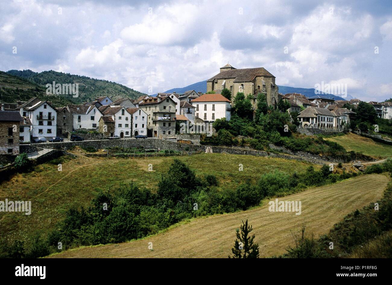 Ansó, village view and mountain landscape (Pyrenees Stock Photo - Alamy